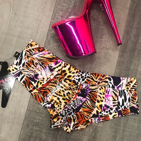 NWT - Animal Instinct Scrunch Bum Hot Pants ๐
โค๏ธ๐
- Picture 3 of 4